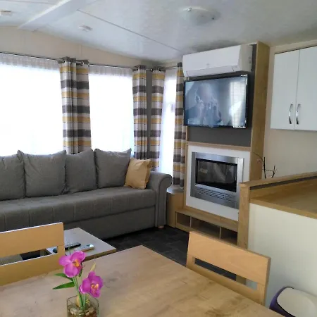 Bungalow De 2 Chambres A Avec Piscine Partagee Et Terrasse Amenagee A 6 Km De La Plage * Frejus