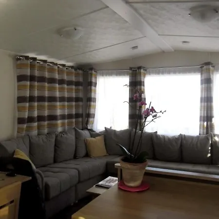Bungalow De 2 Chambres A Avec Piscine Partagee Et Terrasse Amenagee A 6 Km De La Plage Ferienhaus